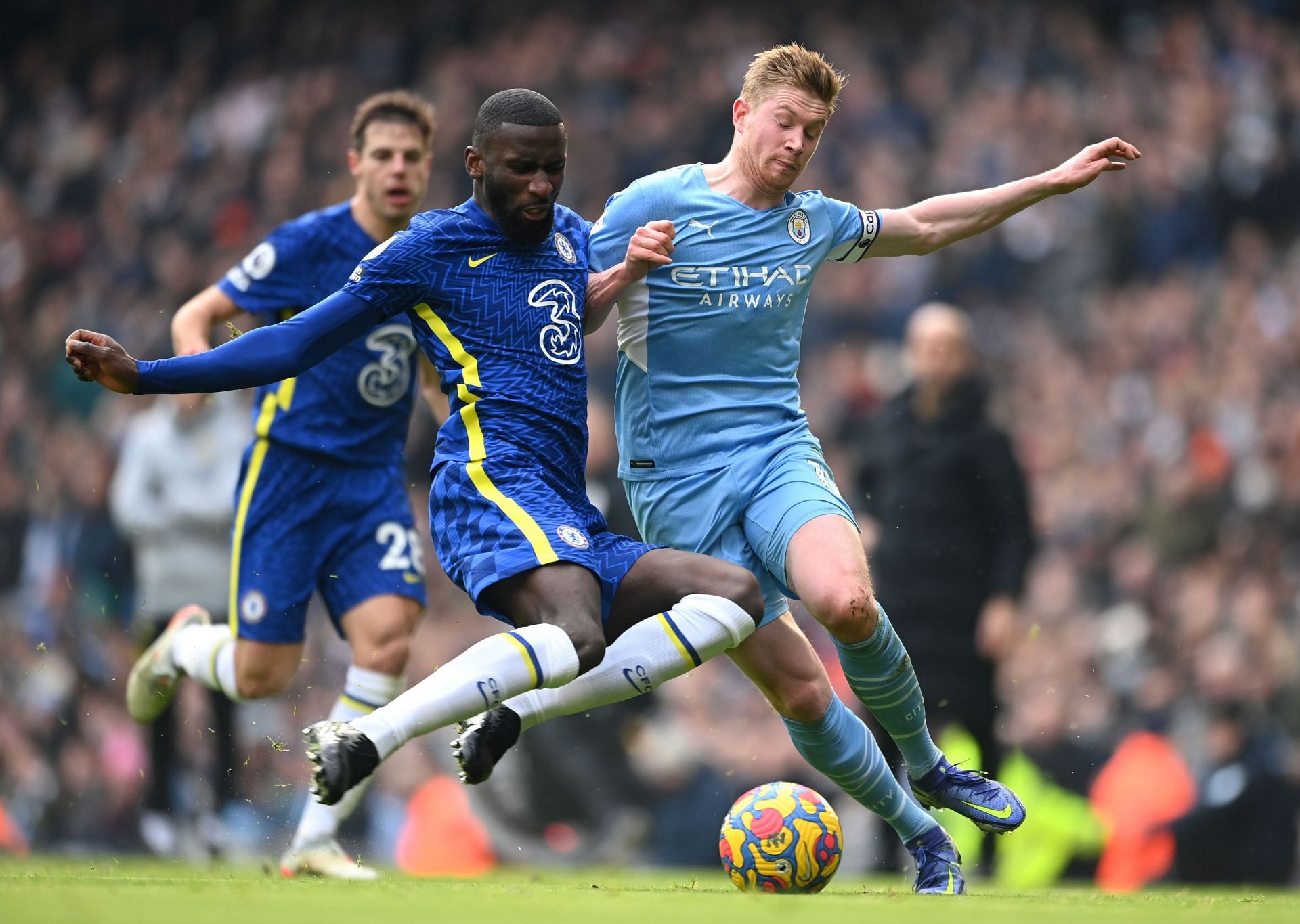 Kevin de Bruyne battles it out against Antonio Rudiger.